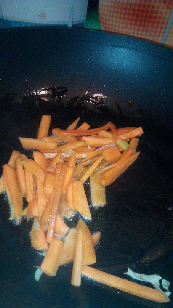 芹菜胡萝卜,油热后放葱 胡萝卜