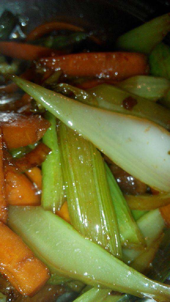 芹菜胡萝卜,出锅喽，开吃