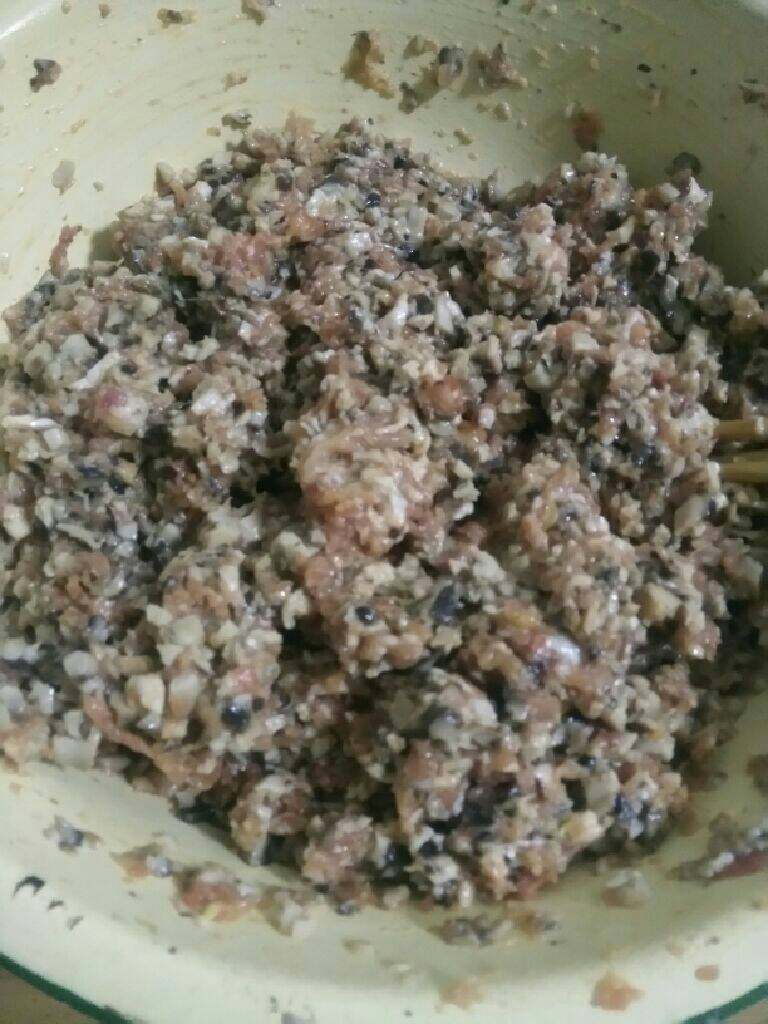 猪肉香菇水饺,最后加入香菇和适量食用油拌匀即可