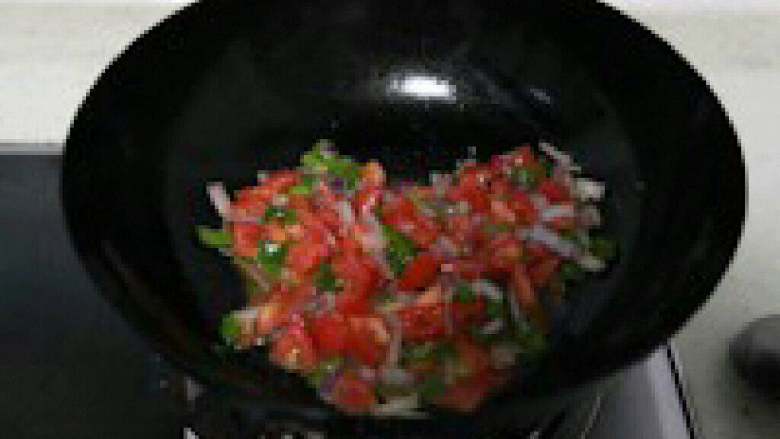意式肉酱肉丸饭,在放入番茄一起翻炒。