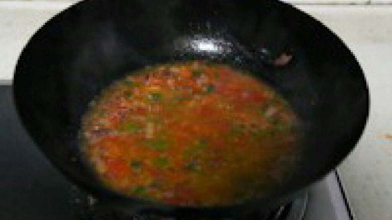 意式肉酱肉丸饭,炒西红柿的时候用勺子按压西红 柿，让其出汁，加入适量温水。