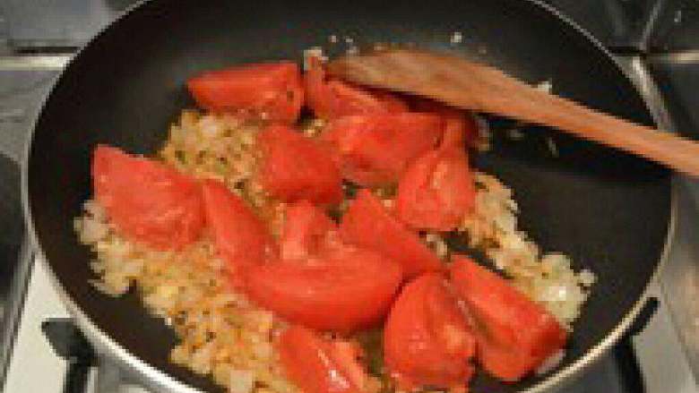 意大利番茄肉酱面,先来做番茄酱，锅里倒油，放入 一半的蒜末和一半的洋葱末，炒 出香味后放入切成小块的番茄翻 炒。番茄不用切太小，我切成8 瓣。