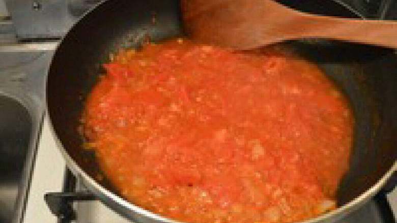 意大利番茄肉酱面,等番茄成了泥状，大泡慢慢变小 的时候就可以关火了。放入适量 盐和黑胡椒调味。还可以根据口 味放一点糖。