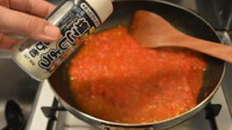 意大利番茄肉酱面,等番茄成了泥状，大泡慢慢变小 的时候就可以关火了。放入适量 盐和黑胡椒调味。还可以根据口 味放一点糖。