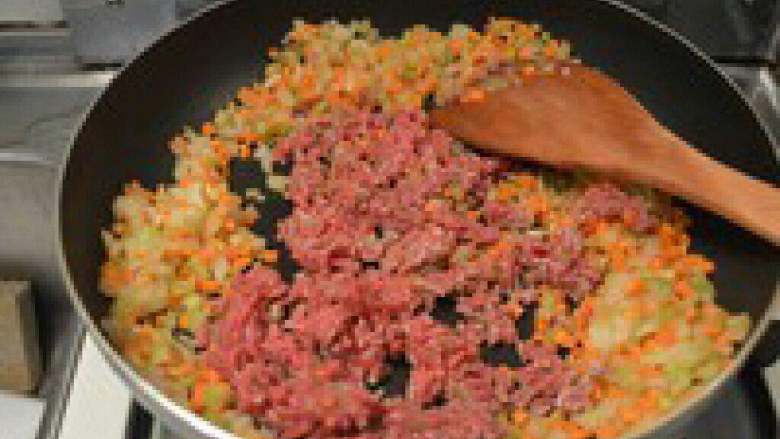 意大利番茄肉酱面,炒到洋葱释放出香味，蔬菜变软 的时候就可以放入肉馅了。