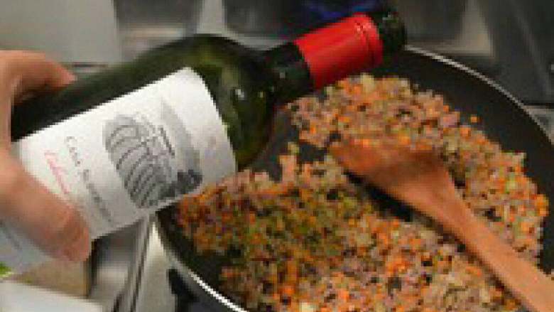 意大利番茄肉酱面,炒到肉馅变色，肉馅出的水差不 多烧干了可以淋一些红葡萄酒进 去提鲜。如果没有用料酒也行，一定不要放水。