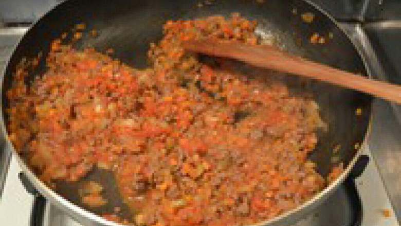意大利番茄肉酱面,汤汁不要烧太干，这是炒好的肉 酱的样子留在锅里备用。
