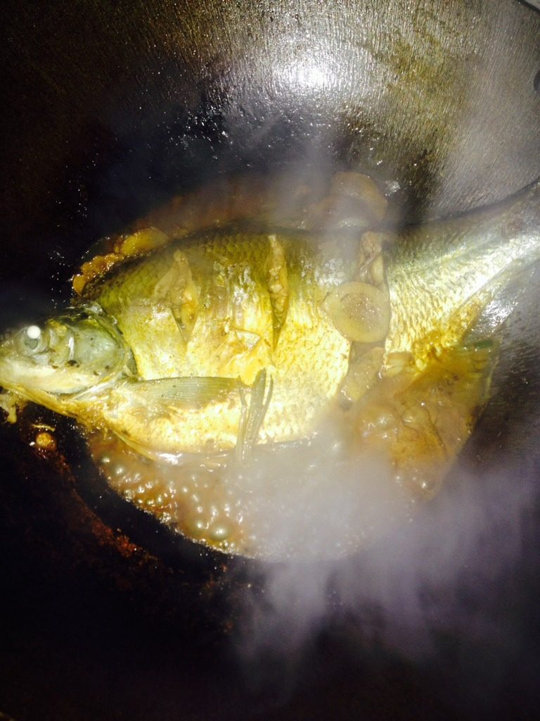  红烧鳊鱼,盖上锅盖大火煮开，中火慢煮至汤汁少量