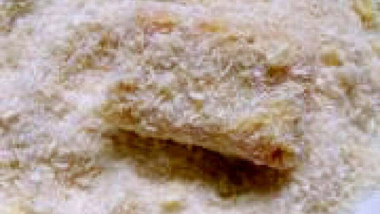 上校鸡块,沾一层面包渣。做成生坯，要是喜欢外面很厚的，就重复沾一层蛋液一层面包糠。
