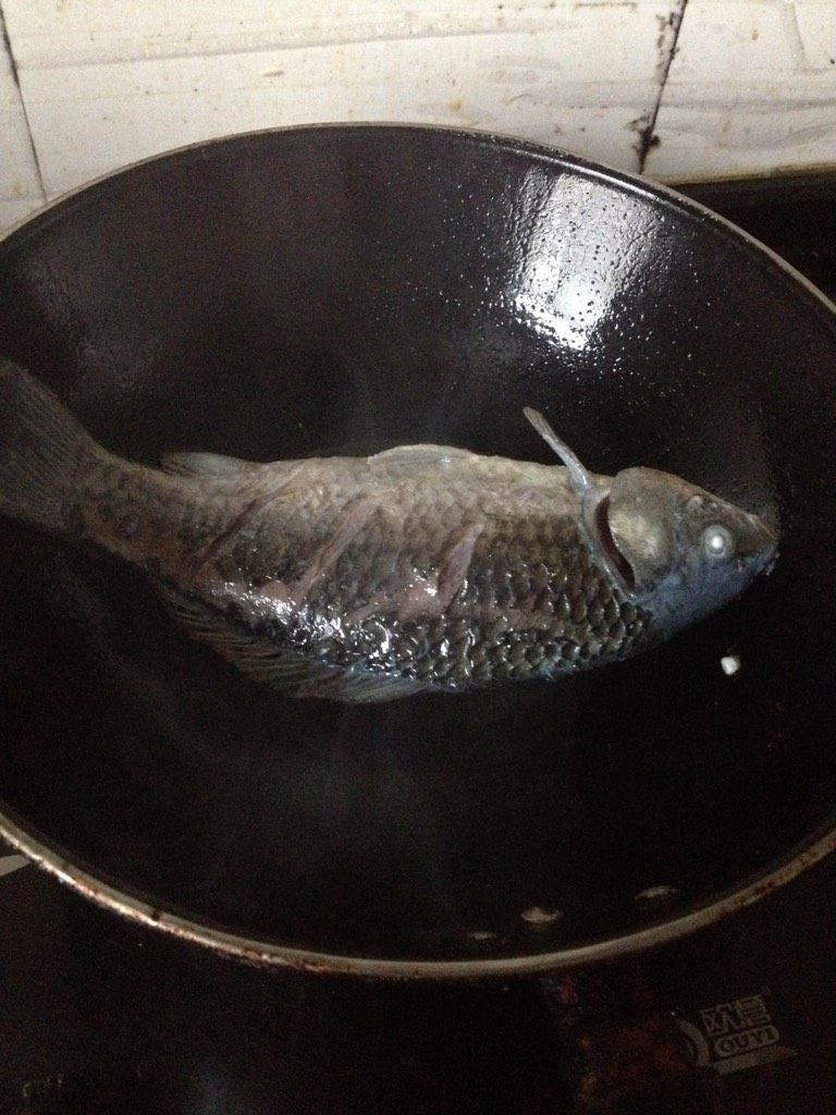 红烧鲫鱼,锅里放入适量的油，烧至六成热，锅里放入少许盐，再放入鲫鱼煎至两面金黄即可，