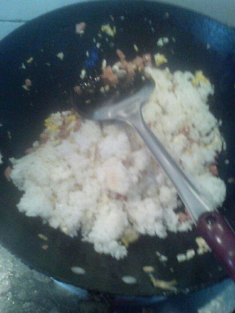 火腿蛋炒饭,倒入米饭