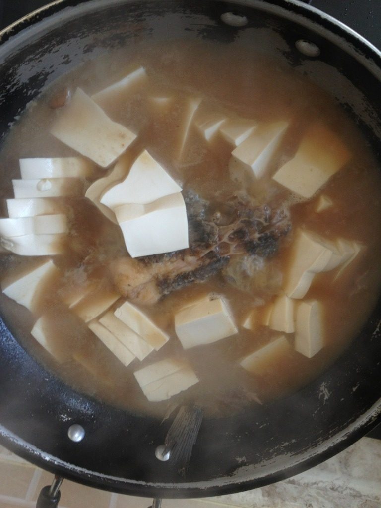 鱼头豆腐汤,如图，加水，没过鱼头，翻滚后，加入豆腐
