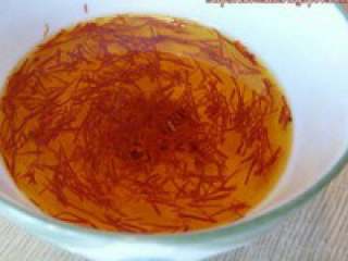 意大利海鲜烩饭,取一小碗，放入藏红花，加入适 量开水浸泡30分钟。