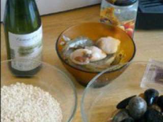 意大利海鲜烩饭,蛤蜊和淡菜事先用盐水浸泡一下 ，去沙。