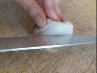 意大利海鲜烩饭,深海贝去处泥肠后，洗干净擦干 ，用刀横向一剖为二。