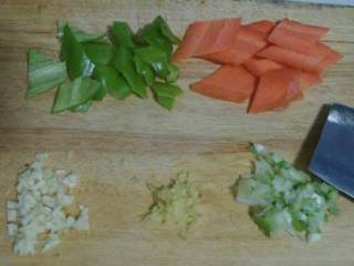 香煎豆腐,尖椒切块，胡萝卜切菱形块，葱姜蒜切末