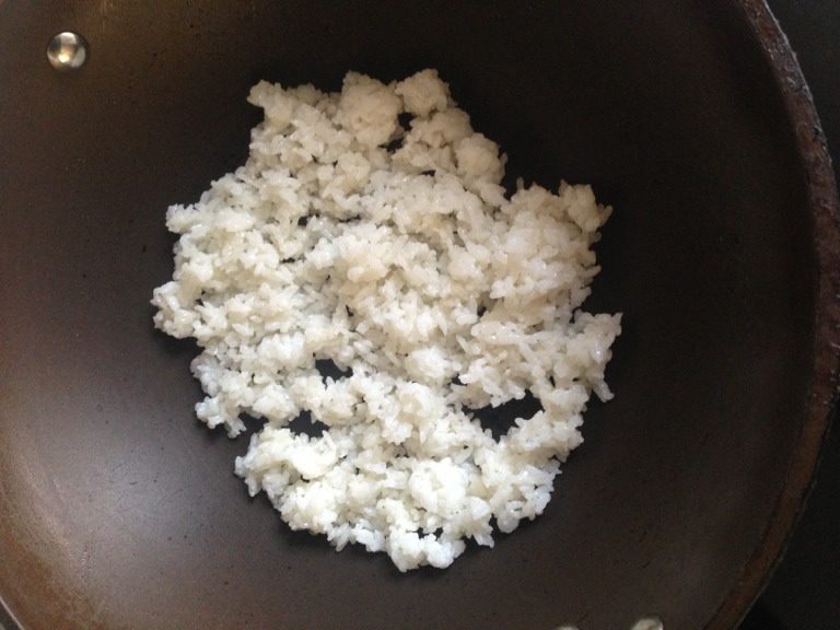 什锦蛋炒饭,锅中放入米饭，小火，炒散，如图