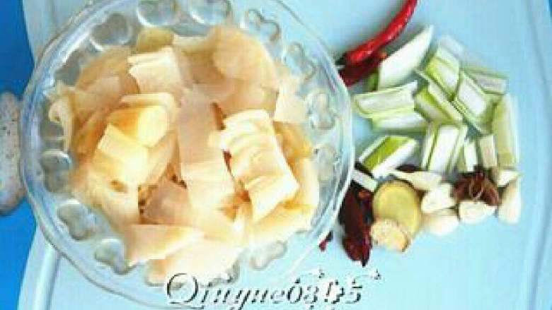 酸菜白肉的家常做法,酸菜冲一下，控干水份，切丝或切块；葱切段、姜切片。