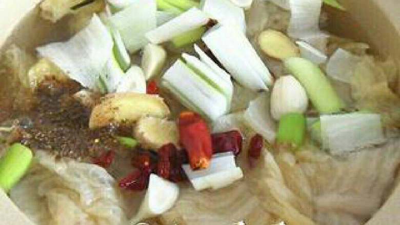 酸菜白肉的家常做法,砂锅水开放酸菜、花椒粉、盐和备好的其他调料
