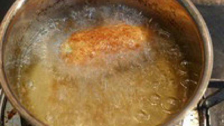 日式土豆可乐饼,油锅加热到180度左右（放进 一根筷子，可以看到明显的冒泡 泡），将处理好的可乐饼下锅炸 至金黄即可，因为面衣很薄，所 以很容易就炸变色了，不要炸太 久。
