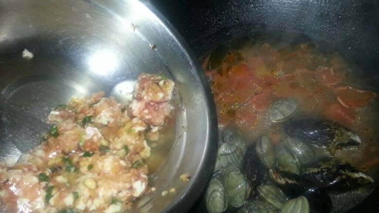 海鲜汤,再加入瘦肉末调味、（增加汤底甜度）用勺子均匀搅拌。