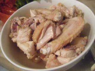 泰式咖喱鸡,鸡肉放锅里煮熟捞起