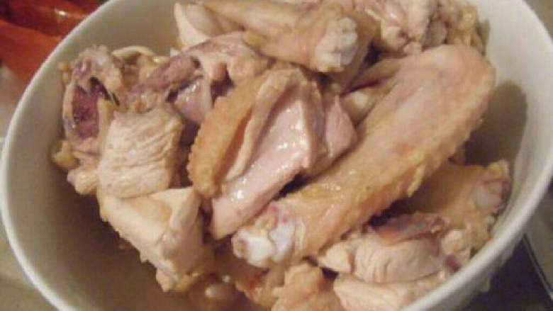 泰式咖喱鸡,鸡肉放锅里煮熟捞起