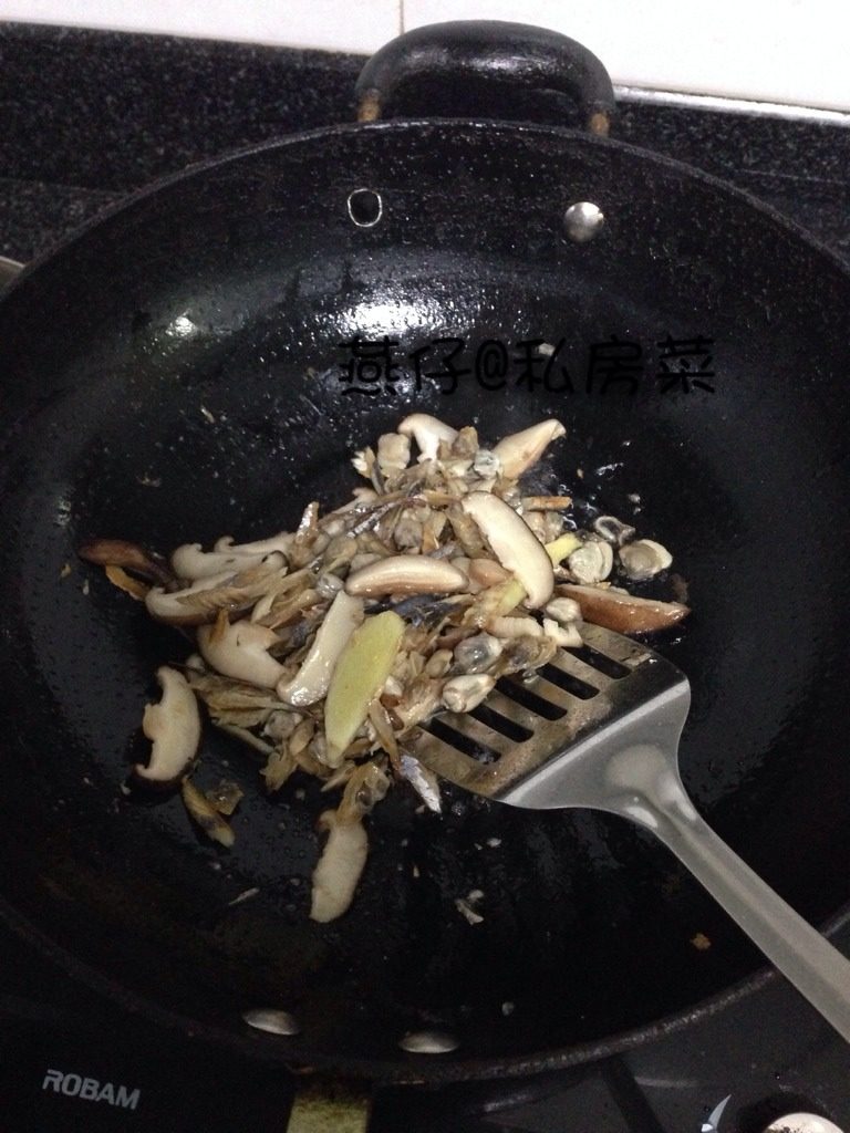 福州锅边糊,如图锅里热油，倒入所有食材翻炒。