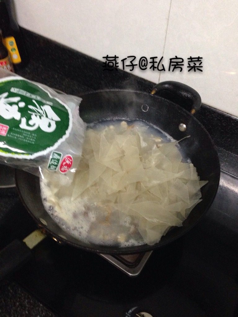 福州锅边糊,如图接着倒入一包锅边片。