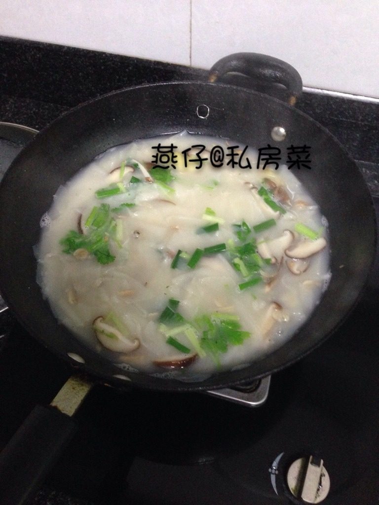 福州锅边糊,如图锅边片煮软后，加入适量盐，味精，再放入葱芹菜末，即可。