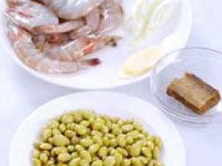 泰式咖喱虾,大虾开背去虾线。土豆切小块放锅里煮熟捞起。毛豆备用。