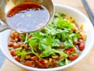 酸辣粉～好吃,将煮好的粉丝捞出置于碗中，将酸豆角、花生米、香菜叶撒在表面，最后浇上汤汁即可。