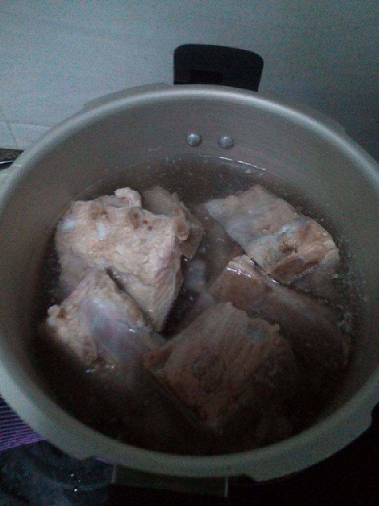 韩国土豆排骨汤,将脊骨放到高压锅中，装入清水，超过骨头即可