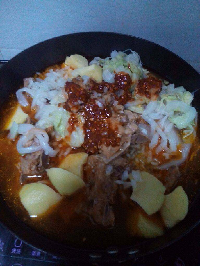 韩国土豆排骨汤,将煮好的骨头放到锅，加入准备好的菜，继续开火煮。