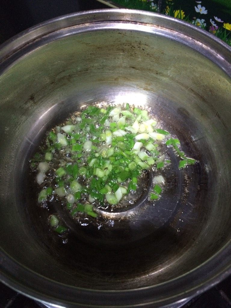鲜虾排骨汤鸡蛋面,如图汤锅加热，加入少许猪油，下葱花
