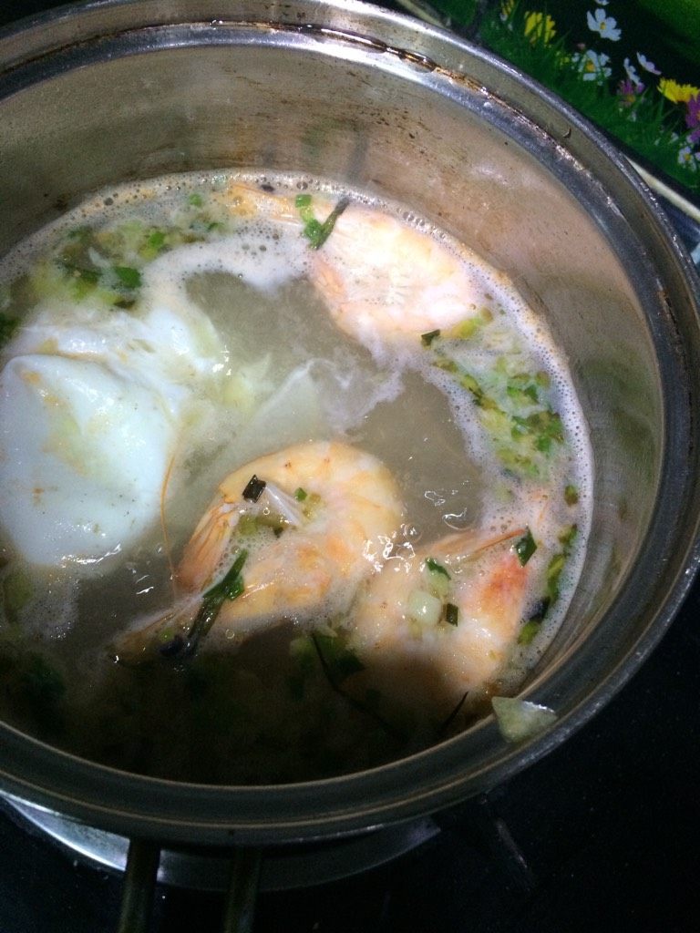 鲜虾排骨汤鸡蛋面,如图在排骨汤里打入一颗鸡蛋，下入面条