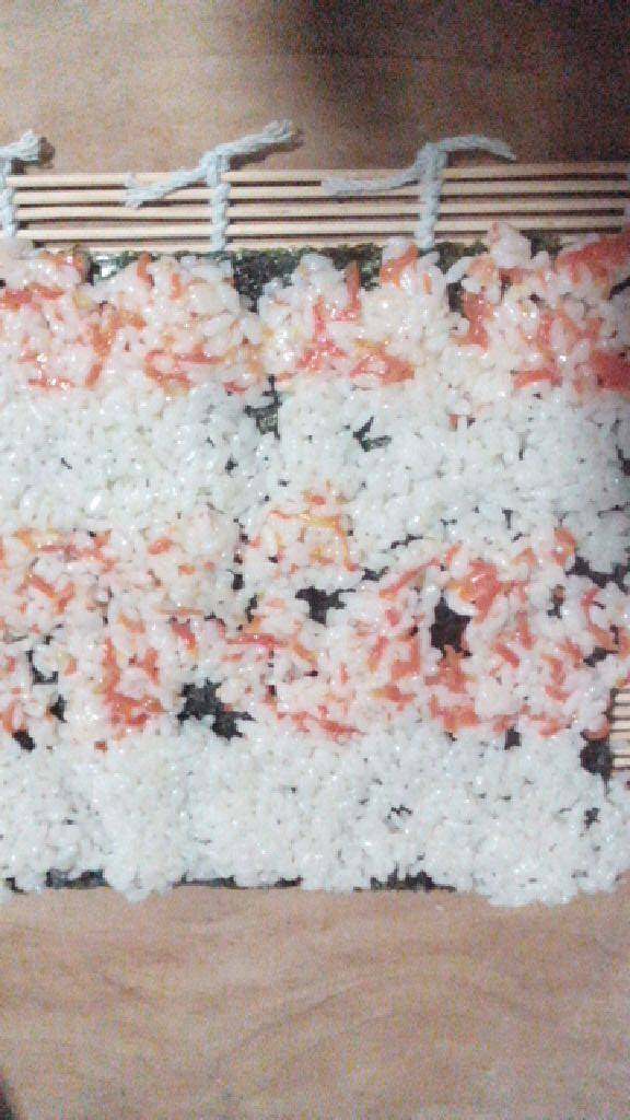 五彩寿司,把两样米饭分别交叉放紫菜上面，
