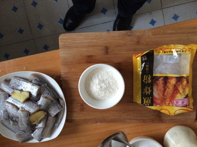 干烧带鱼,如图鱼腌制半个小时后，准备用煎炸粉进行裹粉（一般生粉都可以）