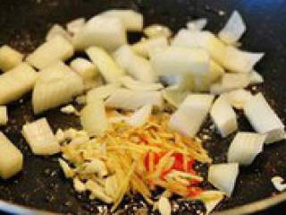 东南亚风味红烧肉,将洋葱，姜，蒜和辣椒倒入翻炒。
