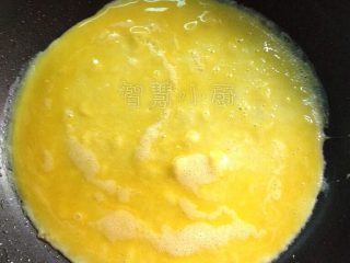 玉子烧,锅底抹一层薄薄的油，倒入适量蛋液