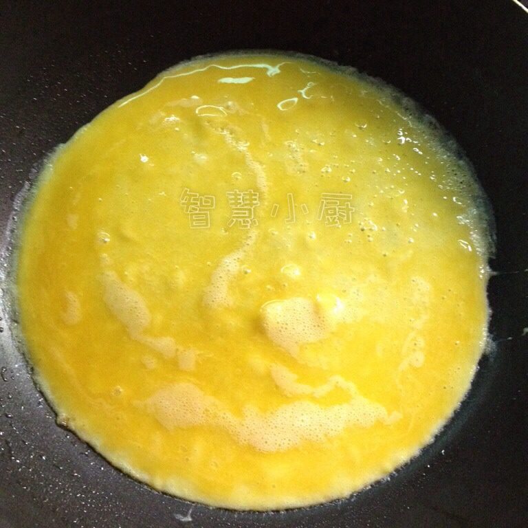 玉子烧,锅底抹一层薄薄的油，倒入适量蛋液