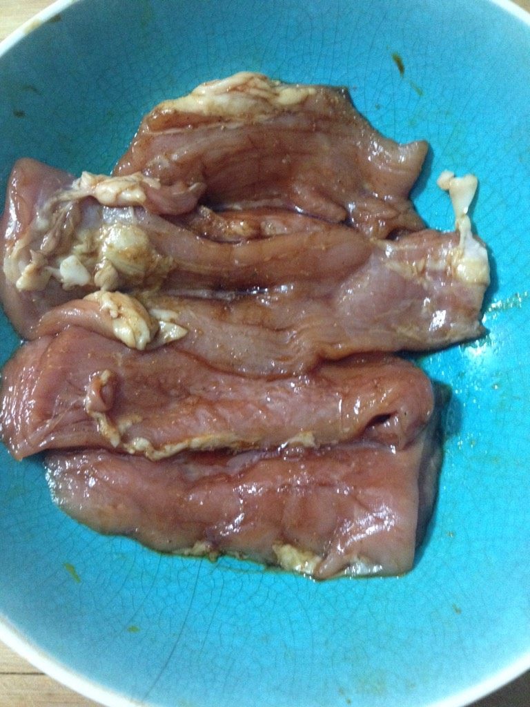 日式猪排饭,如图将猪排加入生抽，盐，油五香粉，腌一个小时