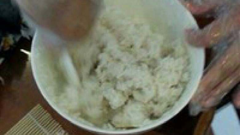 日式紫菜卷,米饭凉了后加两三勺寿司醋搅拌 均匀。