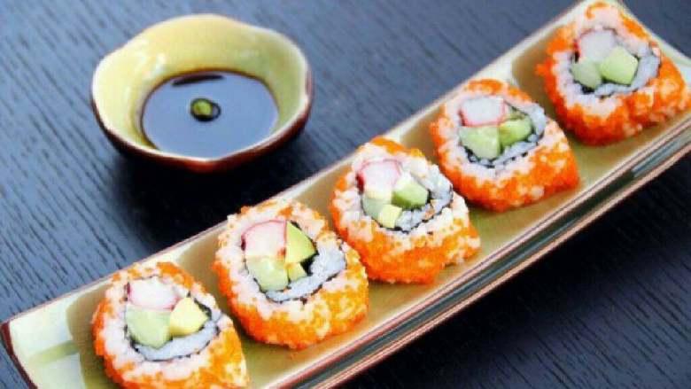 日式反卷寿司,切片，然后可以享用啦。

