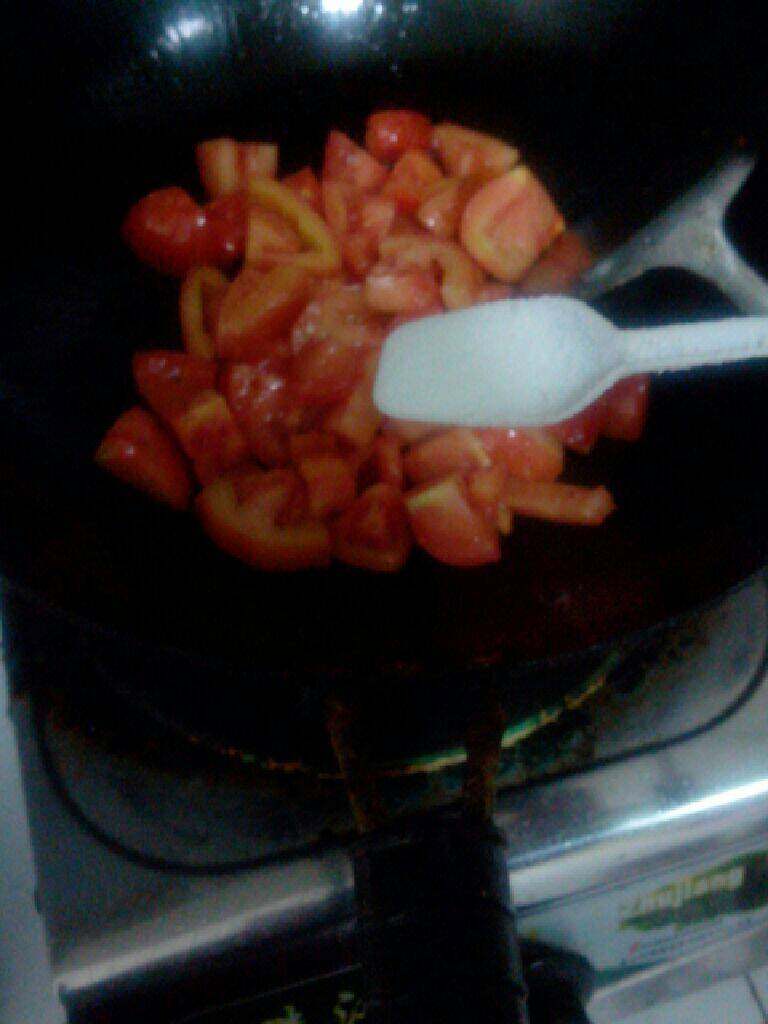 西红柿蛋花汤,加盐炒匀