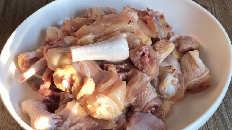 土豆香菇焖鸡,鸡洗净后切成小块备用