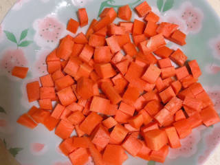 蟹肉粥,再准备些胡萝卜丁。