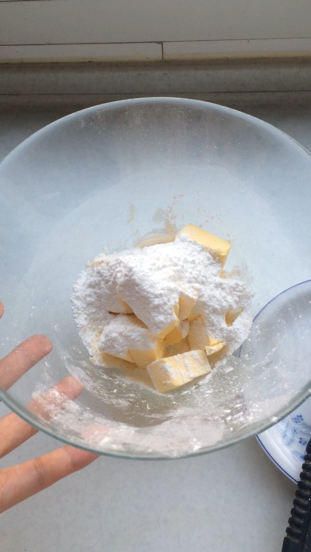 蔓越梅曲奇饼,黄油室温软化加入糖粉搅拌均匀