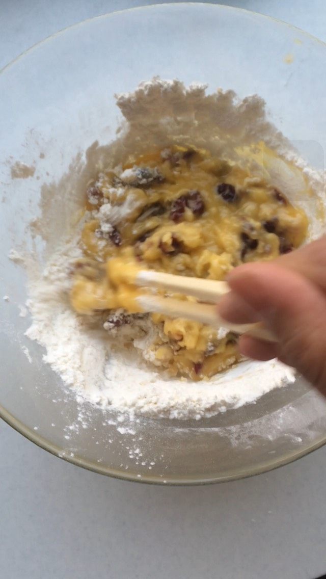 蔓越梅曲奇饼,分别加入蛋液、蔓越梅干、低筋粉搅拌均匀