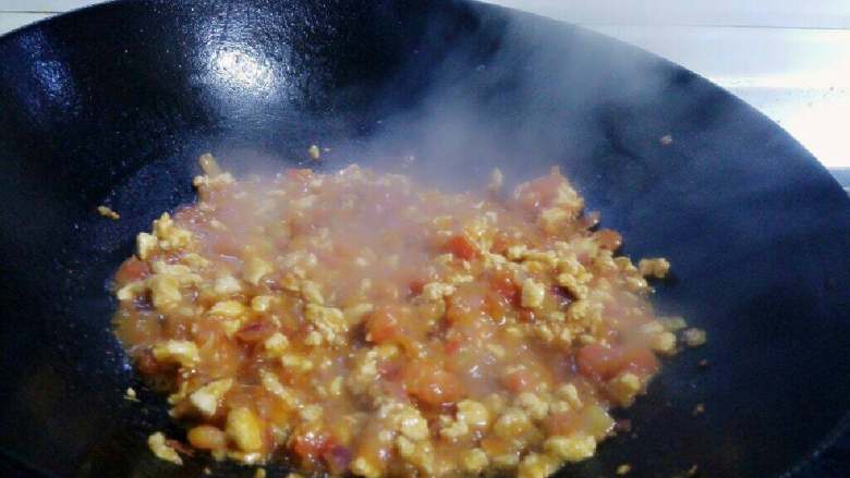 鸡肉番茄酱意大利面,再加入番茄丁炒软至出沙后，最后倒入鸡胸肉丁炒散炒熟。